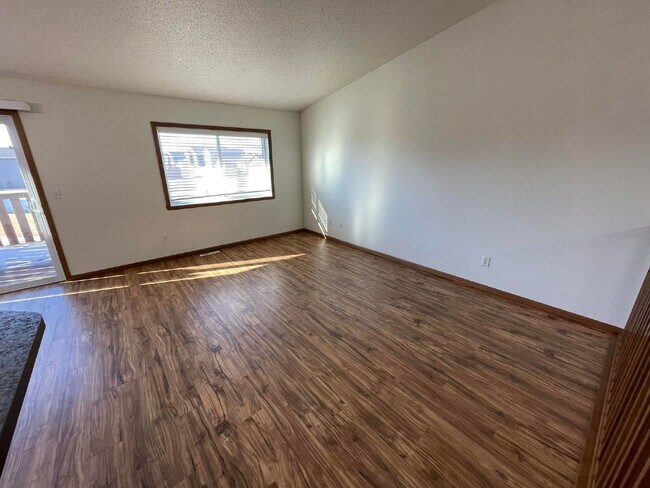 Foto del edificio - APPLICATION PENDING -- Modern & Spacious 3...