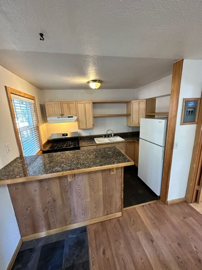 Building Photo - Cozy Pet friendly* 1Bd duplex! Available n...