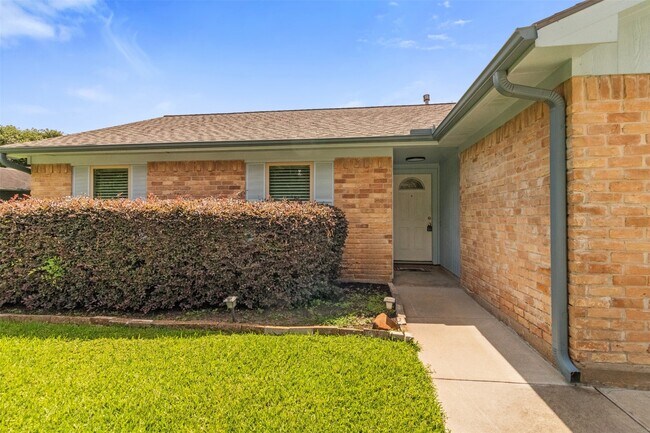 Foto del edificio - 16319 Pitch Pine Dr