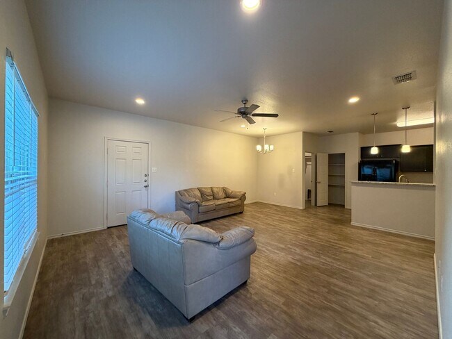 Foto del edificio - Luxury Town House in Southwest Lubbock