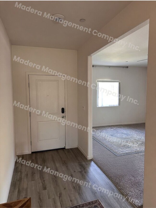Foto del edificio - Available Soon!