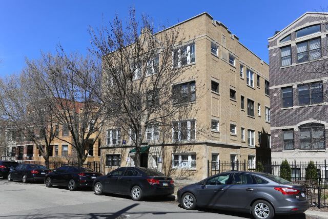 Building Photo - 821 W Waveland Ave