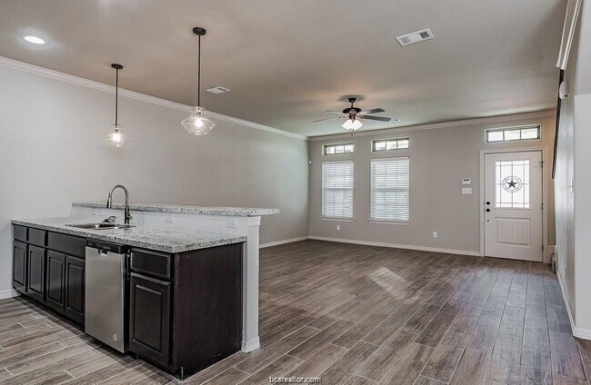 Building Photo - 303 Live Oak St