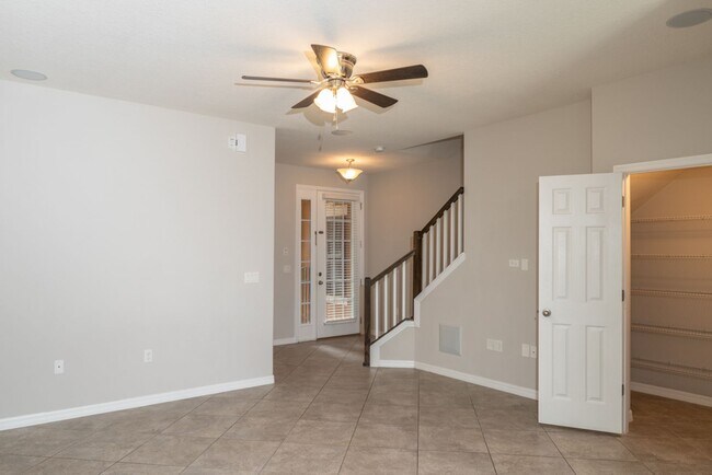 Foto del edificio - Charming 3-Bedroom Townhome in Classic Lak...