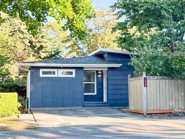 Building Photo - Freshly Updated 4-Bed Retreat Centrally Lo...