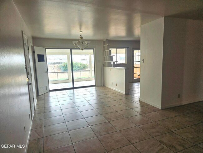 Foto del edificio - 3411 Garnet Dr