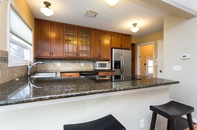 Foto del edificio - Coming Soon Sellwood-Moreland Two story, 3...