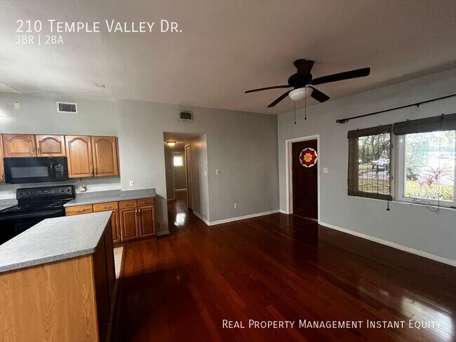 Foto del edificio - 210 Temple Valley Dr