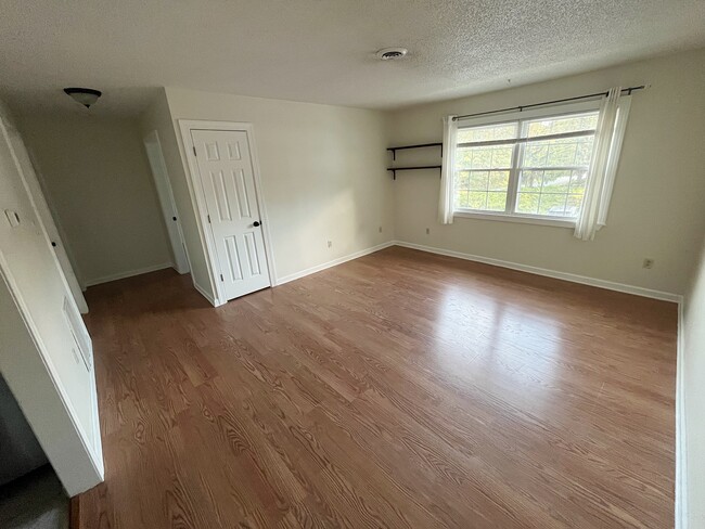 Building Photo - 25A Pine Ln