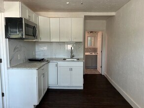 Building Photo - 401 Colonia Ln E