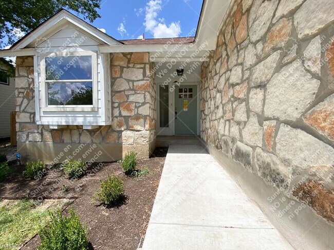 Building Photo - 4 br, 2.5 bath House - 8202 Dunn St