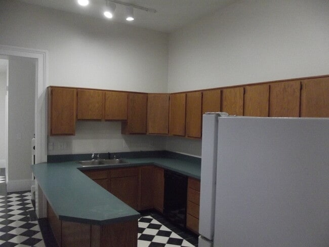 kitchen with bar - 906 E Chestnut St House