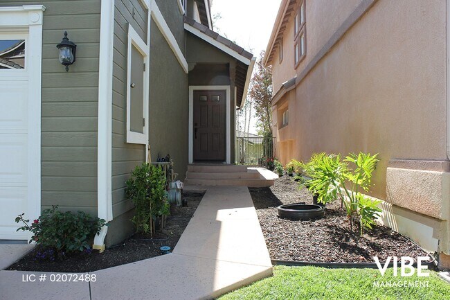 Foto del edificio - Beautifully updated Verdigris 3 bedroom Single Family Home with Sunset Views!