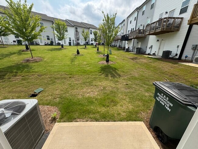 Foto del edificio - Corner townhome with three bedrooms 2 1/2 ...