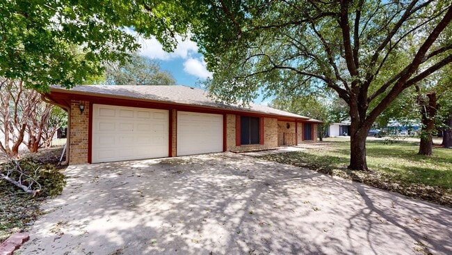 Building Photo - 1711 Redwood Dr