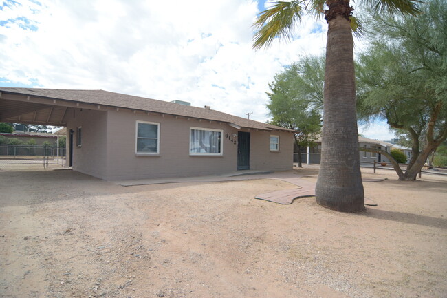 Building Photo - Remodeled 3 Bedroom 1 Bath House! Central ...