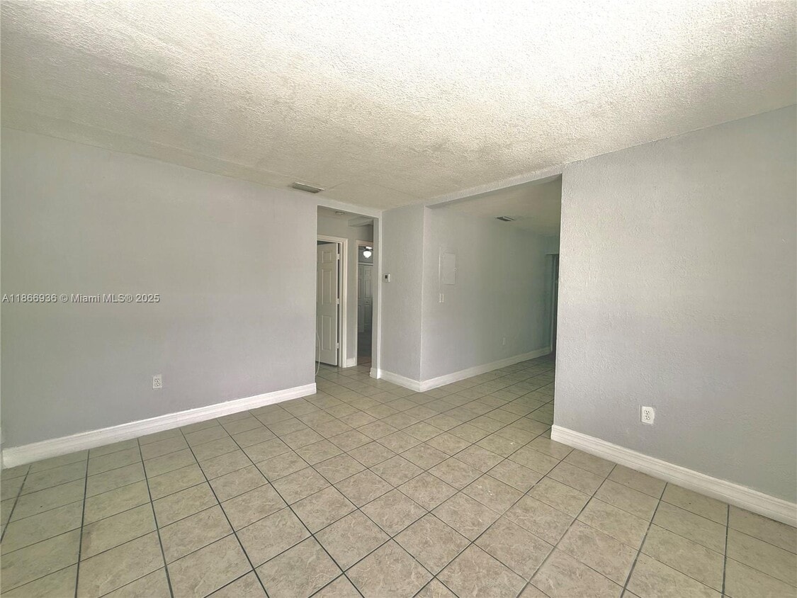 Foto del edificio - 15800 NW 39th Pl