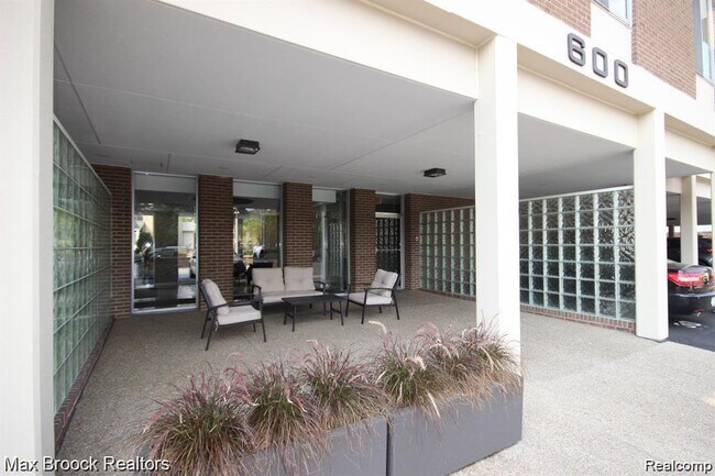 Foto del edificio - 600 W Brown St