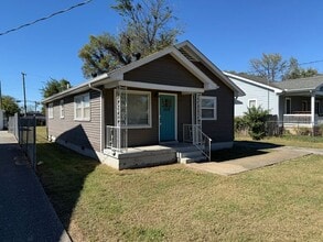 Building Photo - 828 Stockell St