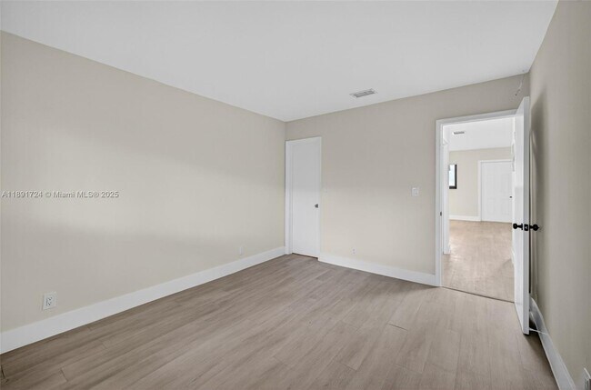 Foto del edificio - 615 NE 26th St