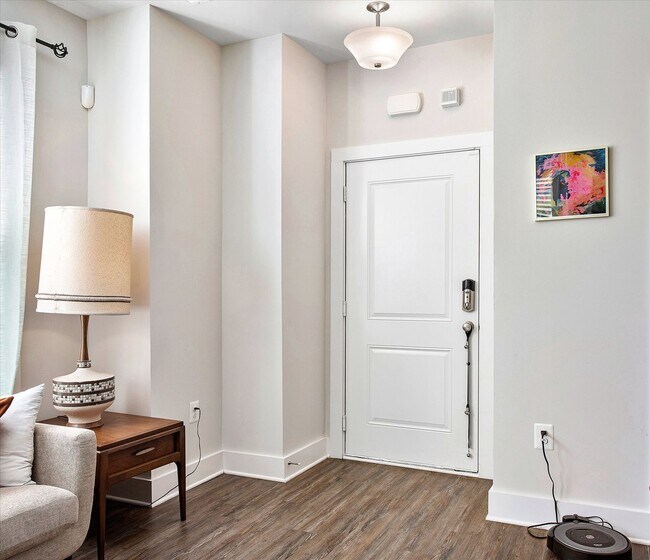 Foto del edificio - Swanky Townhome  in West Broad Landing