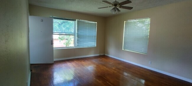 Living Rm - 1034 Willow Branch Ave