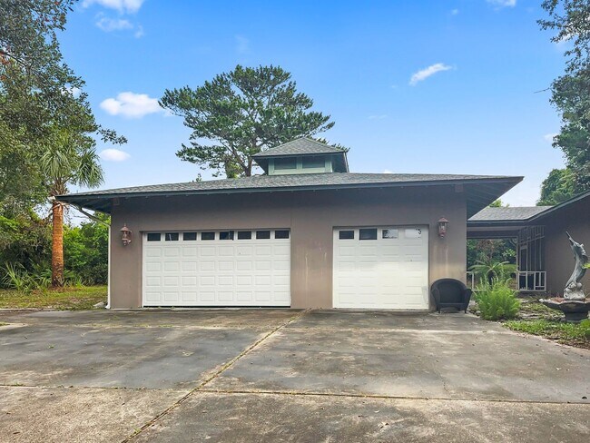 Building Photo - Large, Private Home with Large Screened Po...