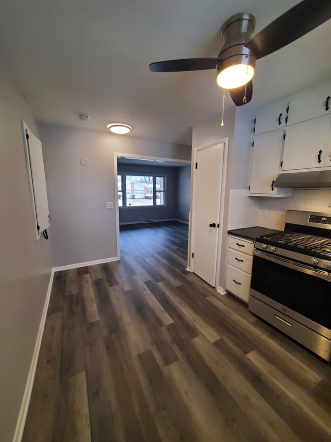 Building Photo - Updated half duplex