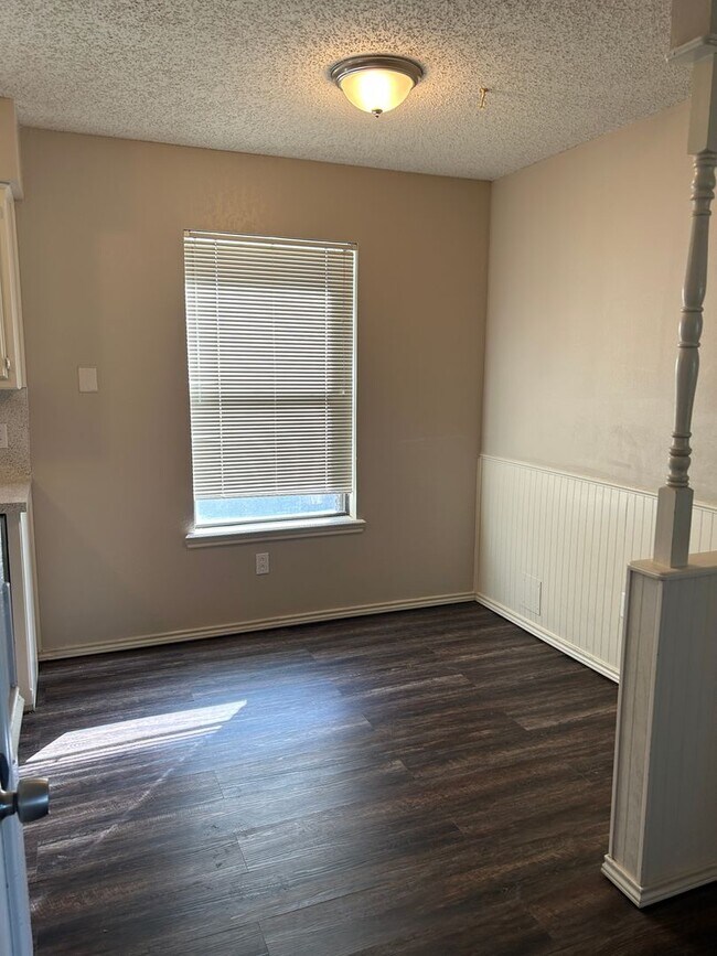 Foto del edificio - Beautiful Home with Natural Lighting Down the Street from Walmart & Tinseltown!