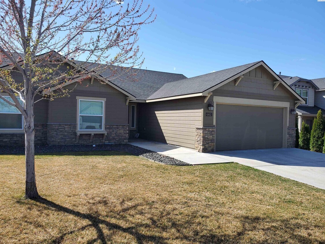Foto principal - Single Story Three Bedrooms and Den