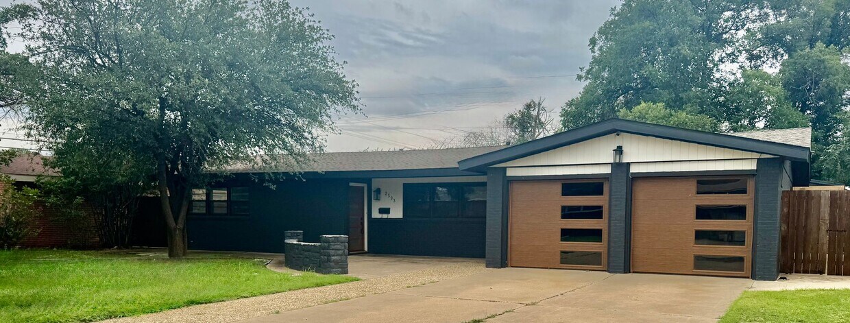 Building Photo - Beautifully Updated 3/2/2 with Open Concep...