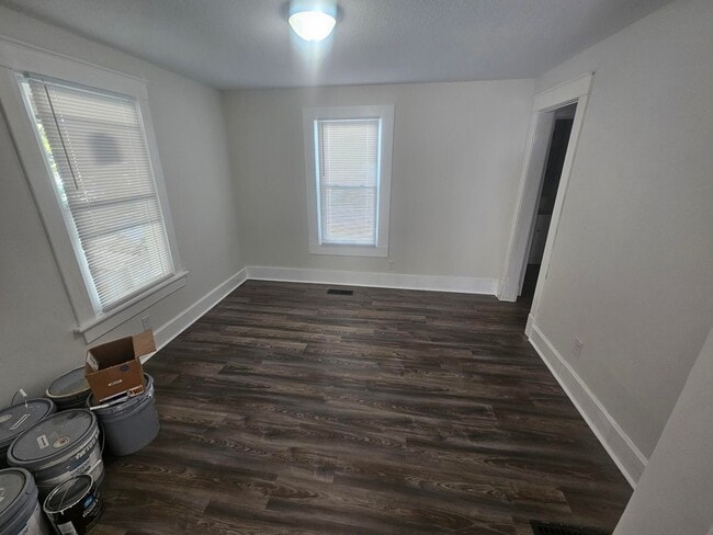 Building Photo - 915 E Albert St