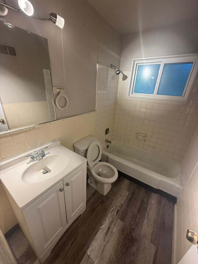 Foto del edificio - Cozy 3-Bed, 1-Bath Home in St. Louis – Mov...