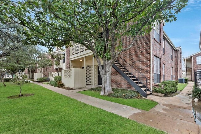 Building Photo - 2121 El Paseo St