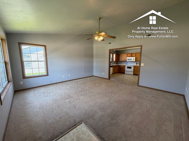 Building Photo - Sabre Circle 427–429 Duplex