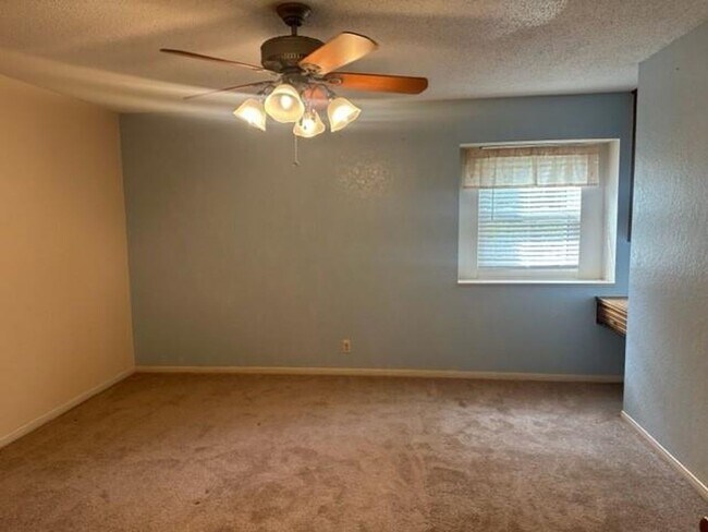 Foto del edificio - COME SEE THIS 3 BEDROOMS 2 BATH HOME! KITCHEN HAS GAS STOVE, DISHWASHER, MICROWAVE AND REFRIDGERA...