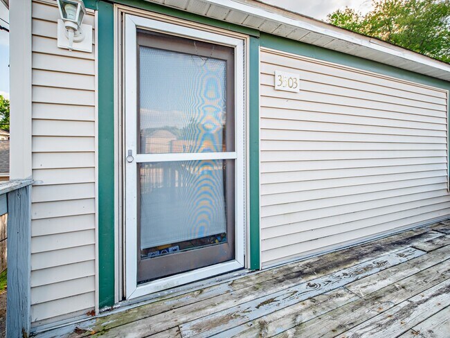 Building Photo - 1511 N Green St