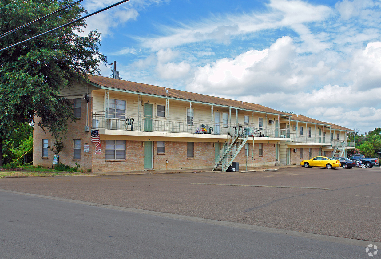 Foto principal - College Park Apartments