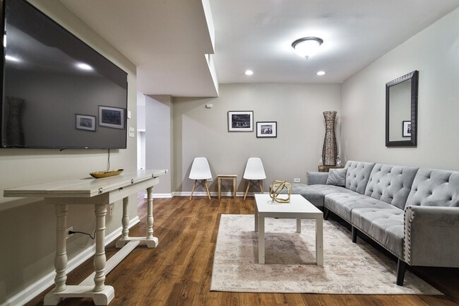 Building Photo - 2219 N Bissell St