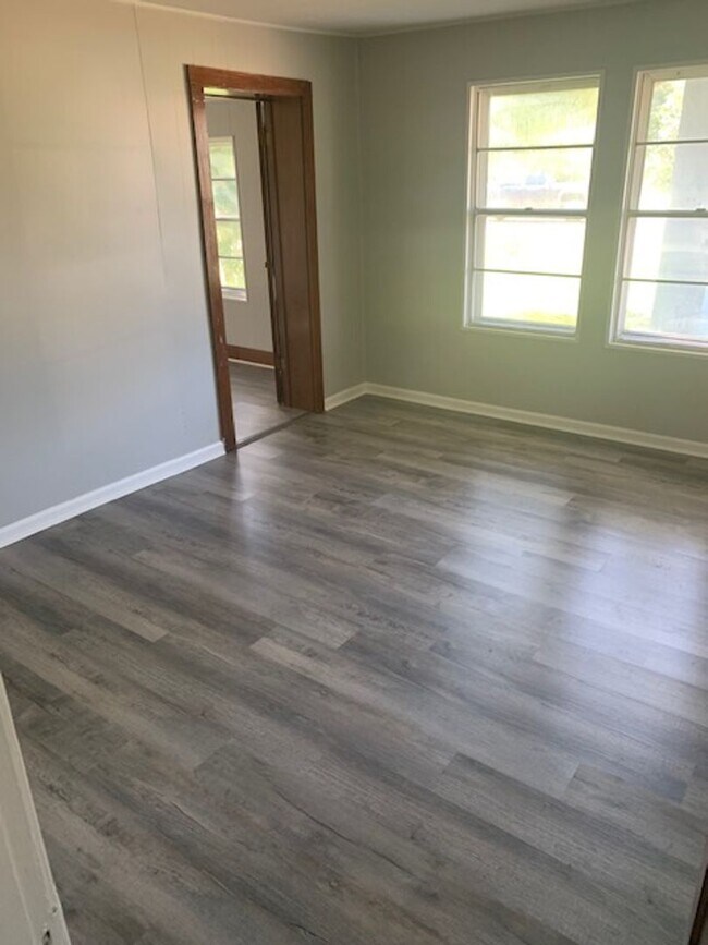 Foto del edificio - Renovated 3 Bedroom 2 Bath Home on 1.3 Acr...