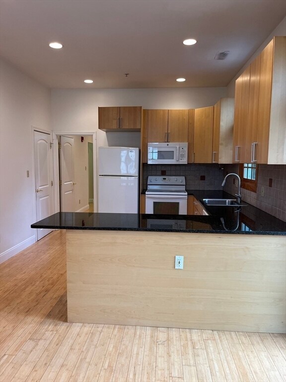 Building Photo - 136R Main St