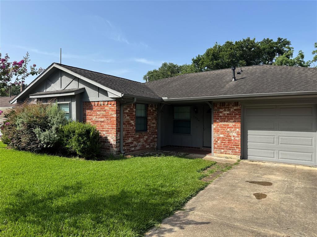 Foto principal - 1904 Lazy Creek Ln
