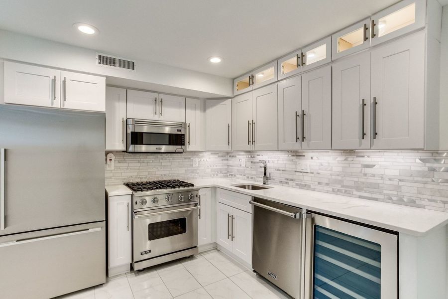 Foto principal - Recently Renovated 1 Bedroom + Den in the ...
