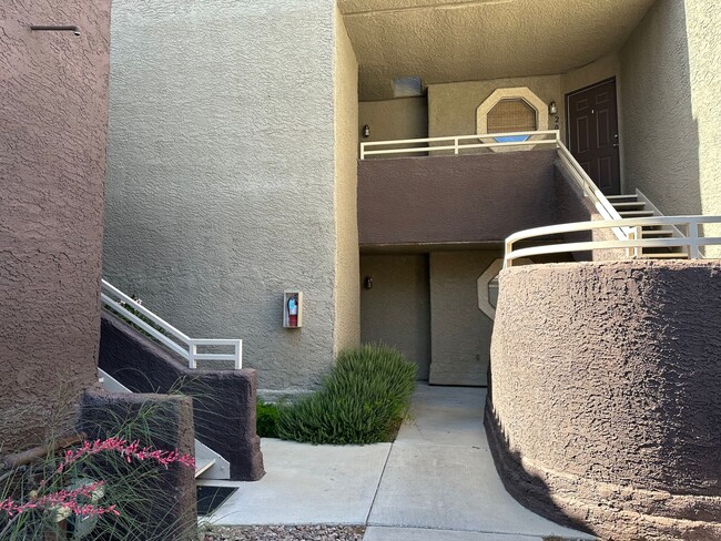 Building Photo - SW!! 2 Bedroom Condo!! 1st Floor!! Newly r...
