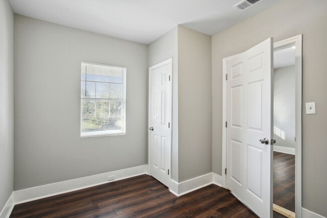 Building Photo - Large Downtown 3BR/2BA House Walking Dista...