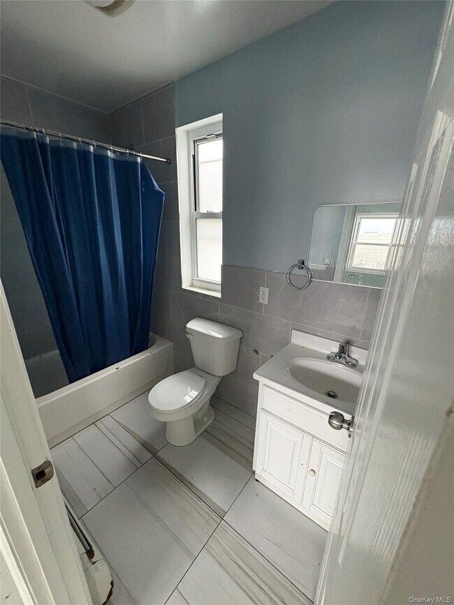 Foto del edificio - 56-33 Waldron St