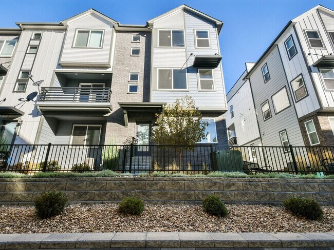 Building Photo - 4 Bedroom New Townhome in Arvada
