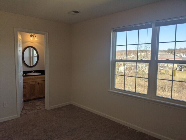 Foto del edificio - 3 Bedroom Townhouse For Rent in Charming Waynesboro, PA