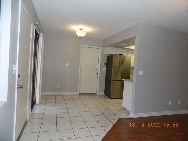 Building Photo - Gorgeous remodeled town home
