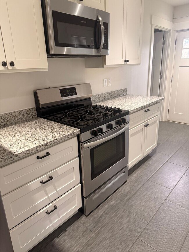 Foto del edificio - Updated 3-Bedroom Home with Fenced Yard – Tacoma